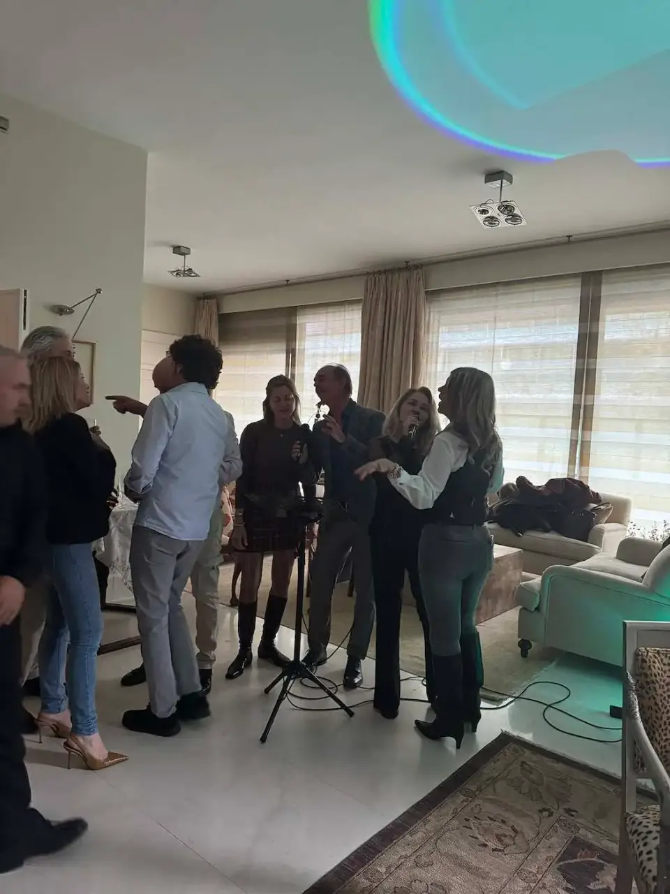 Amigos reunidos en el salón escuchando música