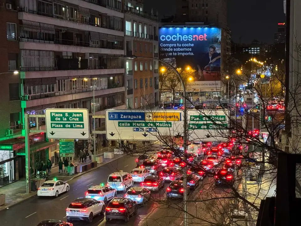 Avenida de Madrid iluminada de noche vista desde el balcón
