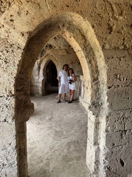 Arcos excavados en la roca en Cívica