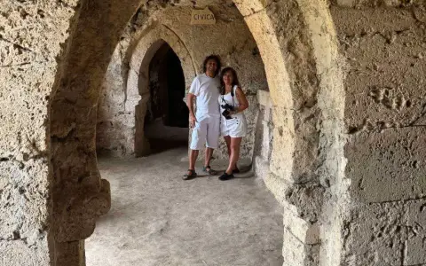 Arcos excavados en la roca en Cívica