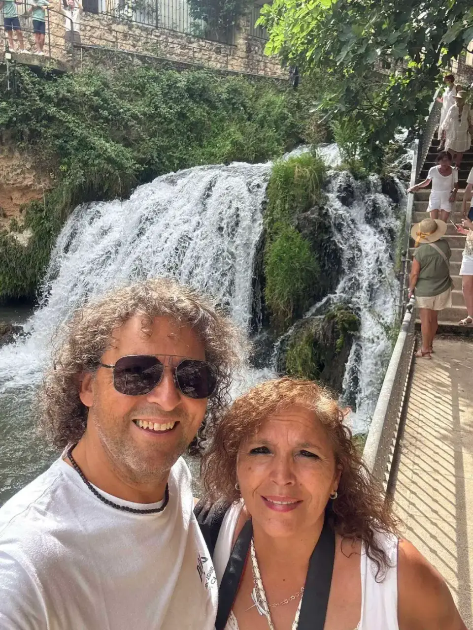 Selfie de Jorge y Paola frente a la cascada