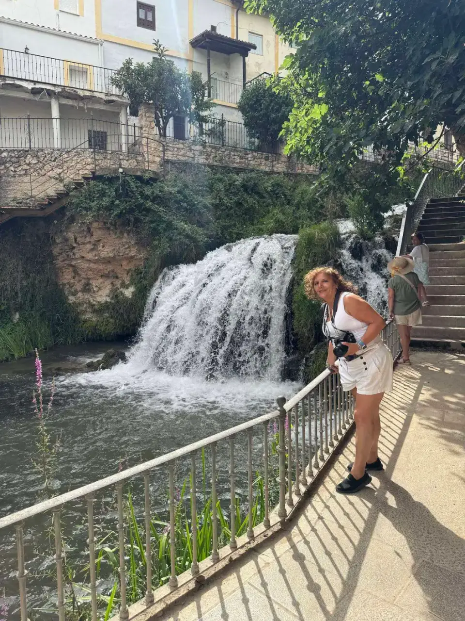 La cascada de Cívica junto a la pasarela