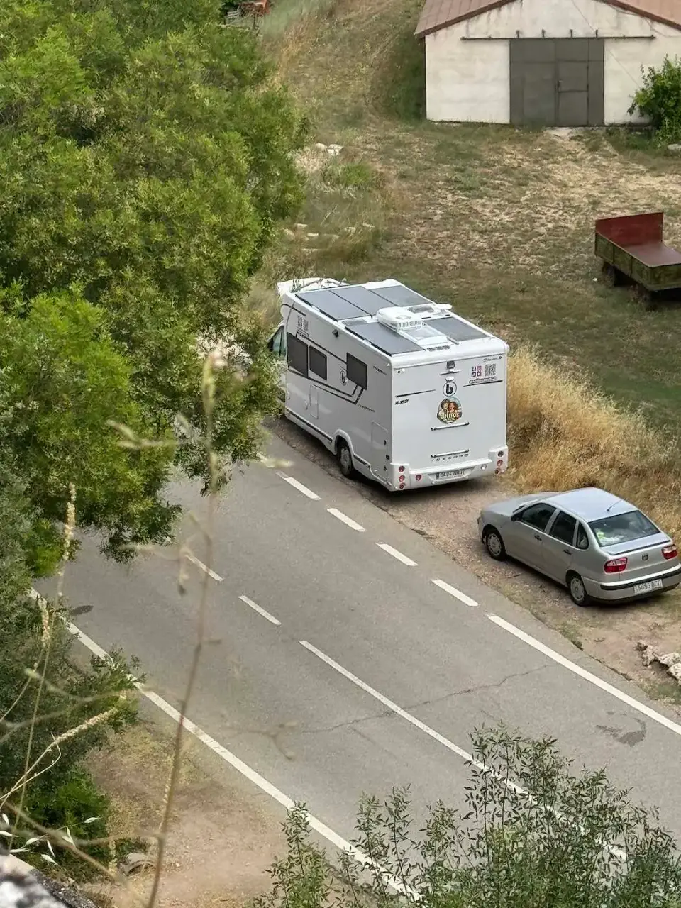 La autocaravana estacionada junto a la carretera, vista desde arriba