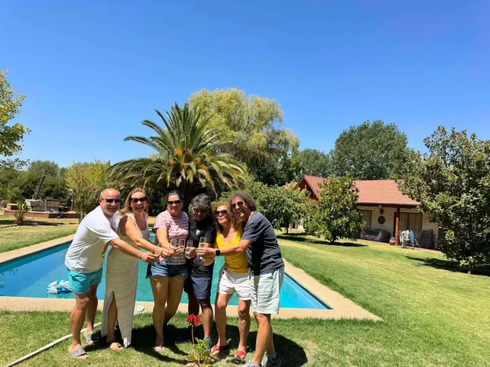 Brindis junto a la piscina