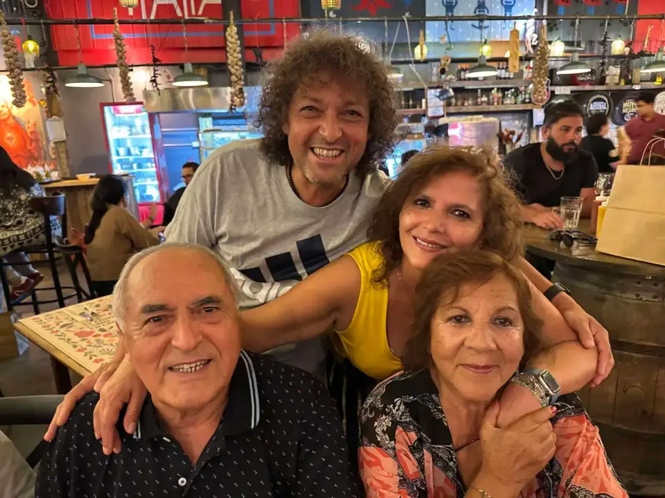 Jorge y Paola con la familia en un restaurante