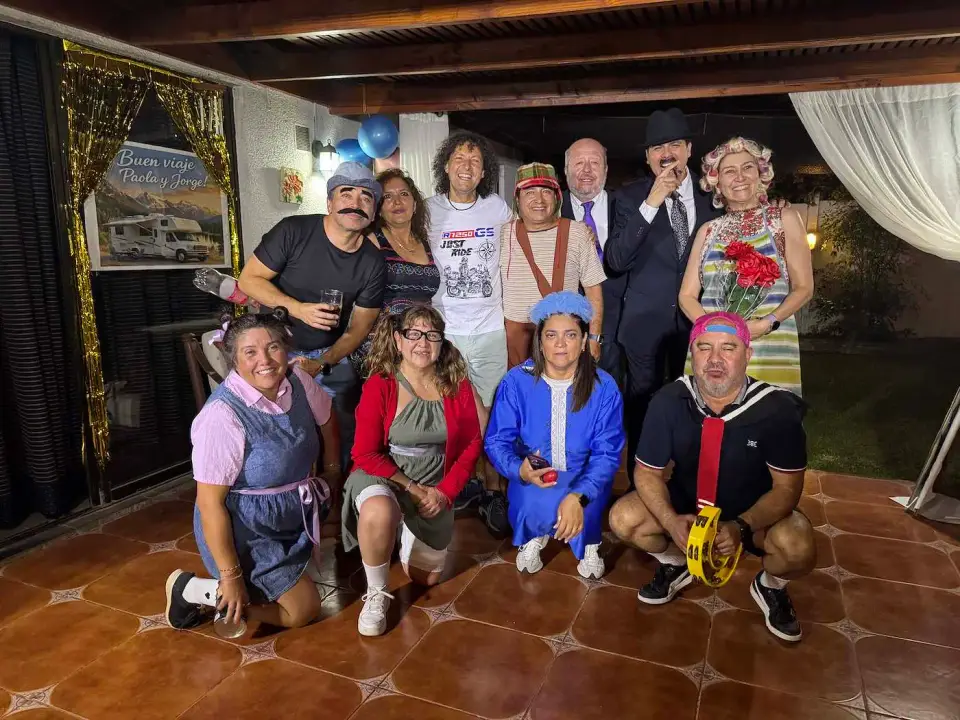 Amigos disfrazados en una fiesta de despedida