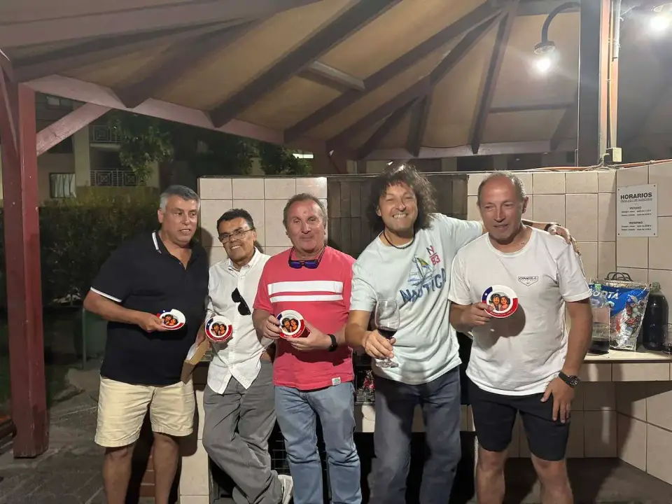 Jorge con amigos en una despedida nocturna