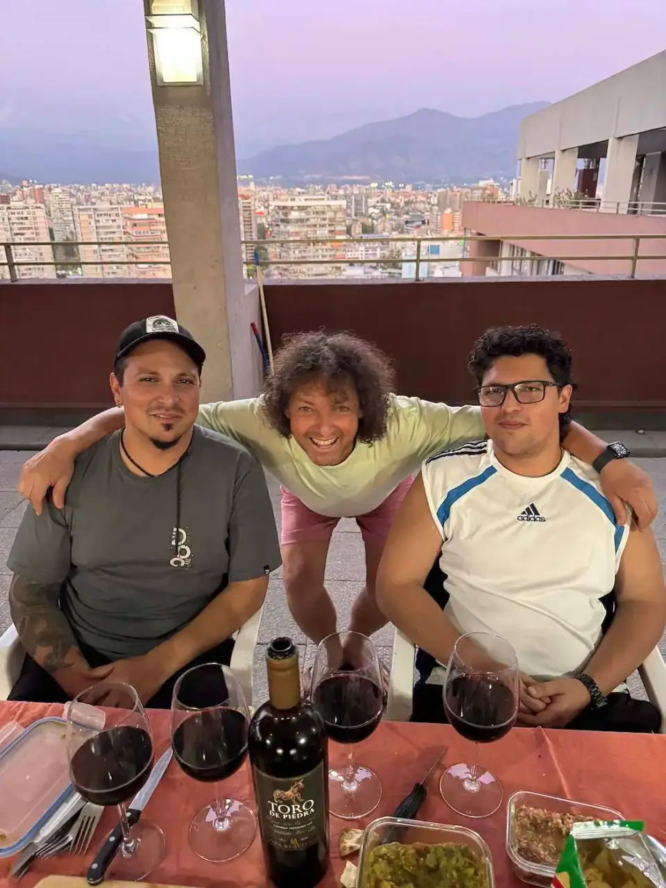 Jorge con dos amigos en una cena en la terraza