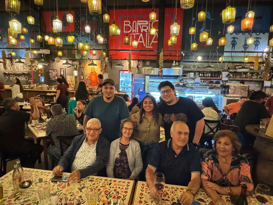 La familia reunida en un restaurante lleno de faroles