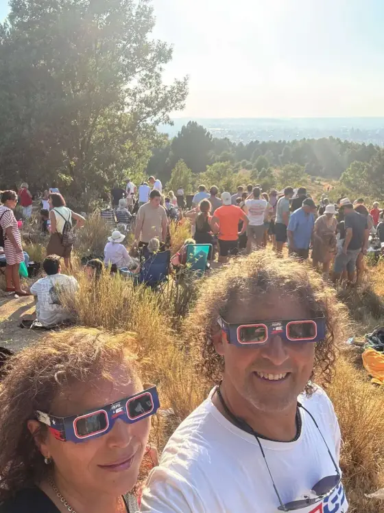 Jorge y Paola con lentes para ver el eclipse