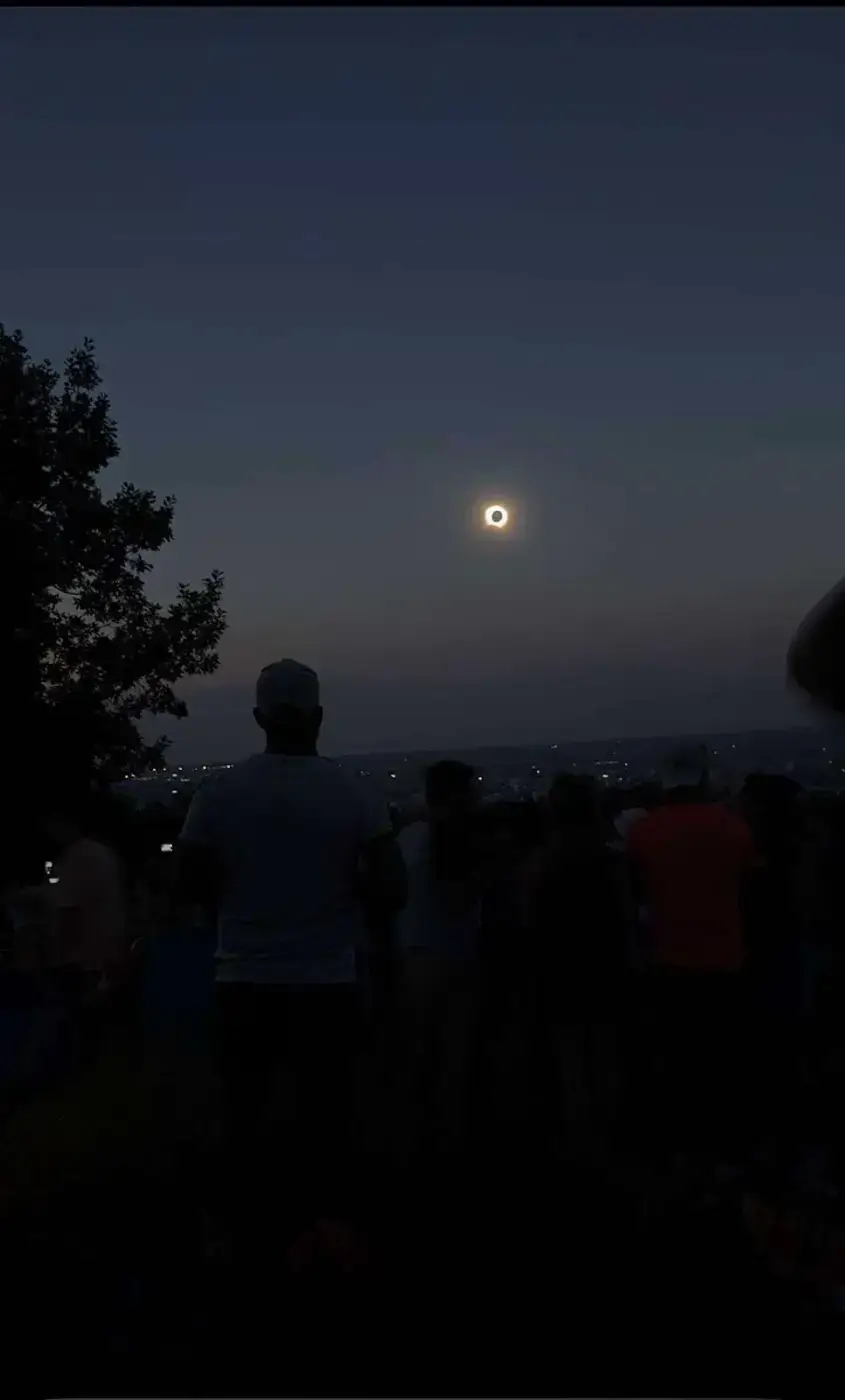 El eclipse total en el cielo sobre la gente