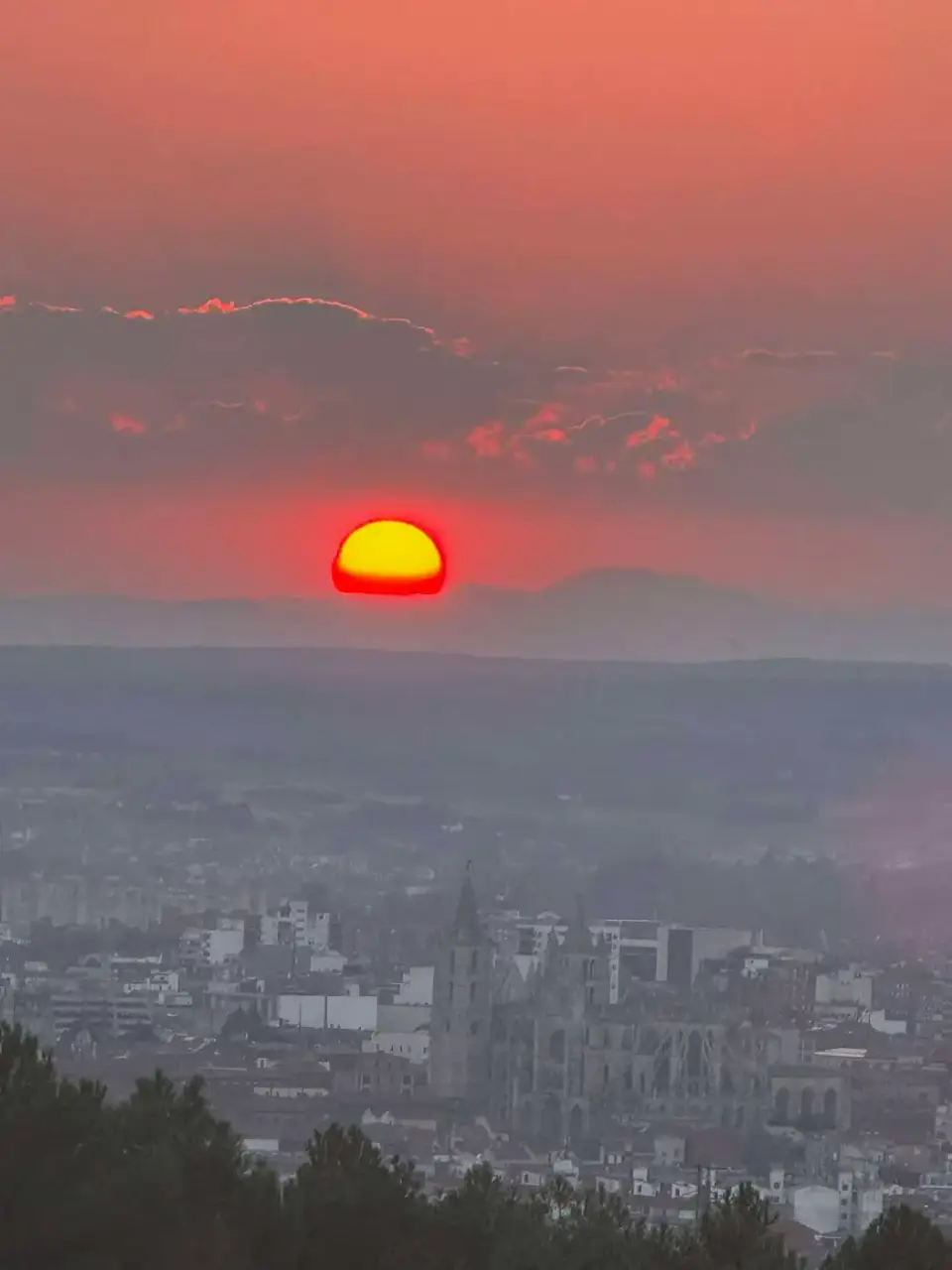 El sol rojo sobre León al atardecer