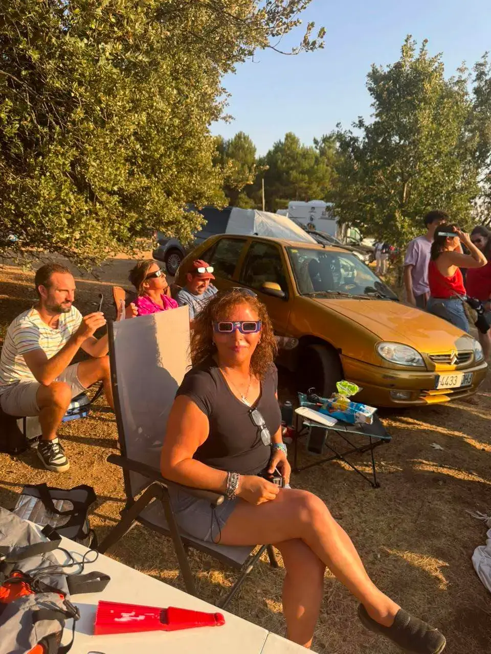 Paola y amigos esperando el eclipse en el cerro