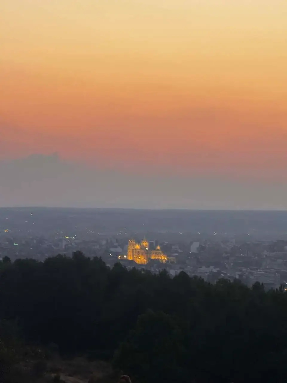 León al anochecer visto desde el cerro del eclipse