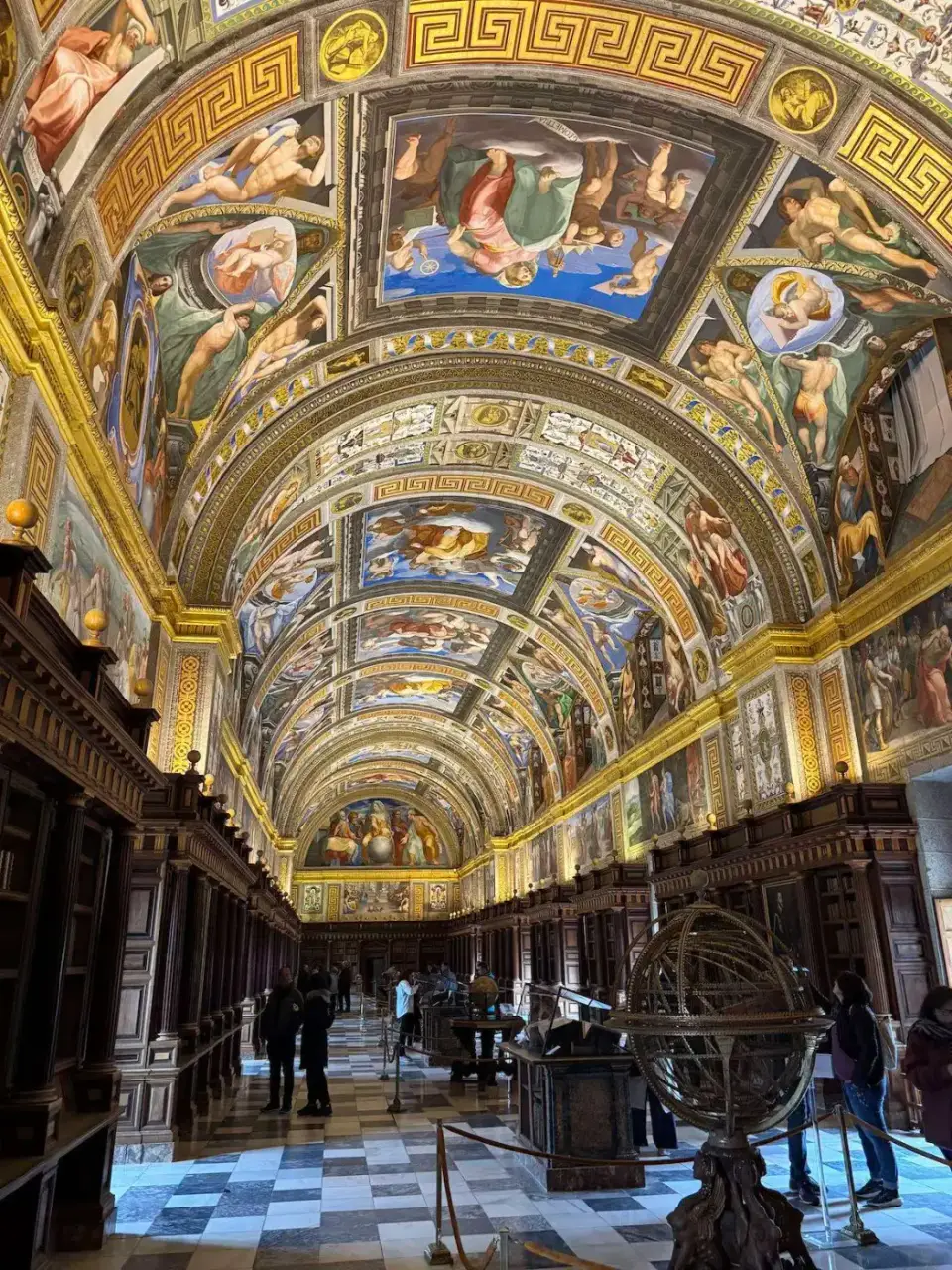 Biblioteca del monasterio con los techos pintados
