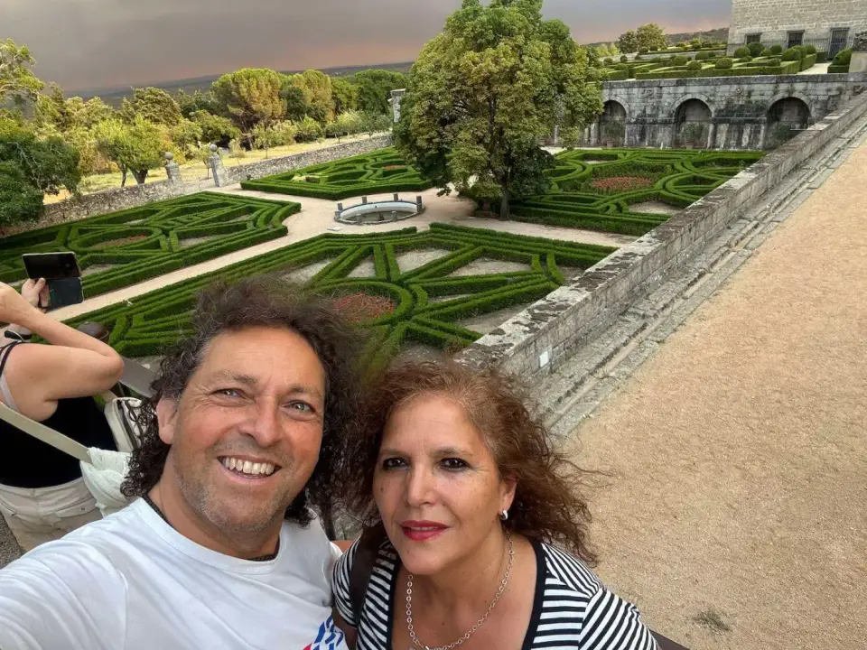 Selfie de Jorge y Paola con los jardines del monasterio