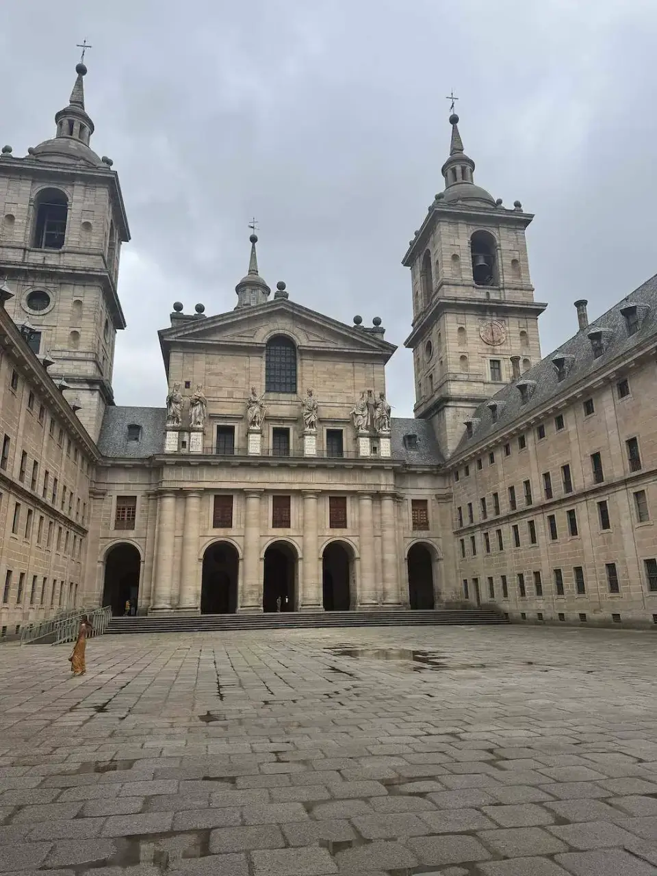 Patio de los Reyes con la fachada de la basílica