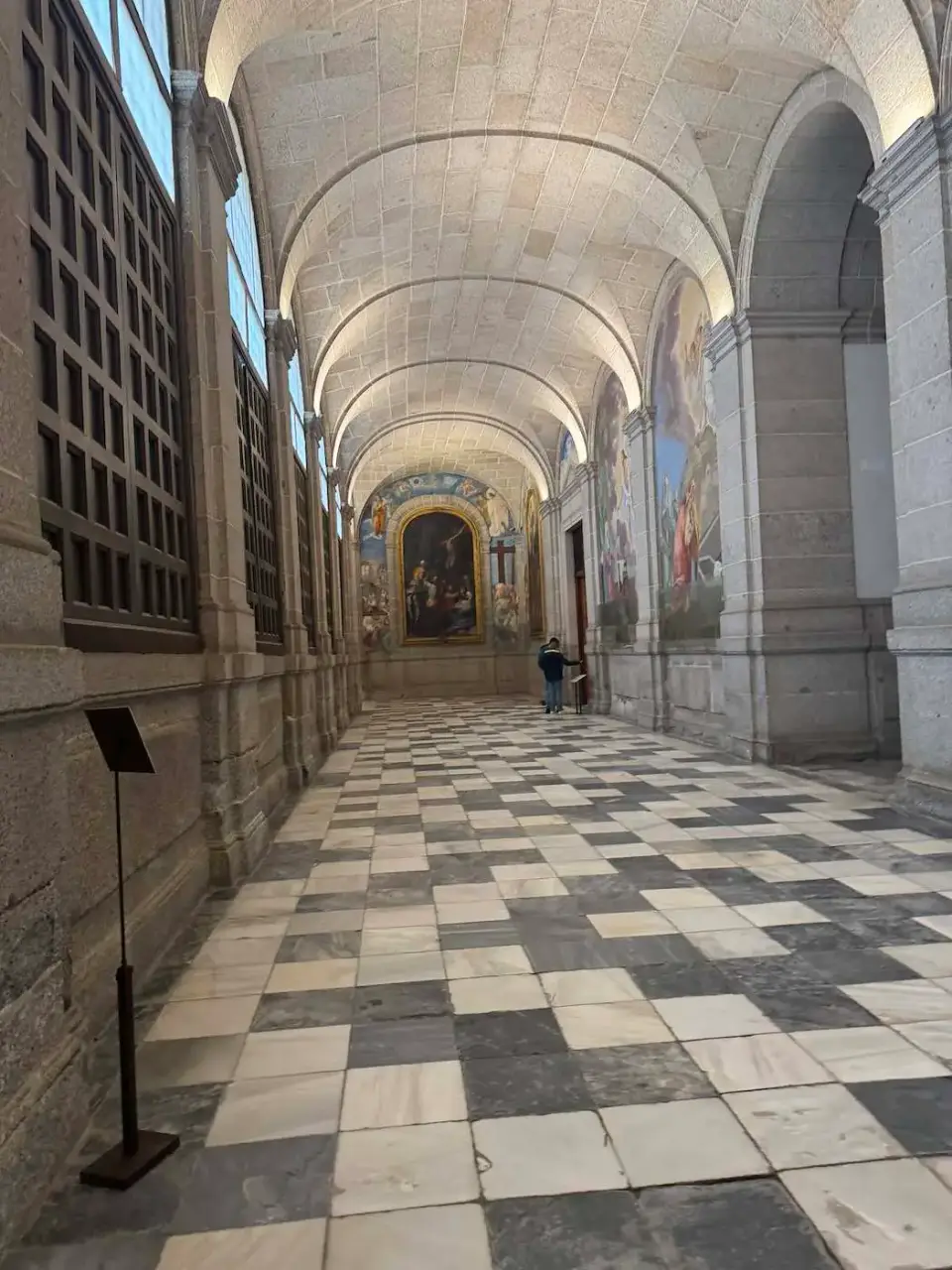 Galería abovedada del monasterio con suelo ajedrezado