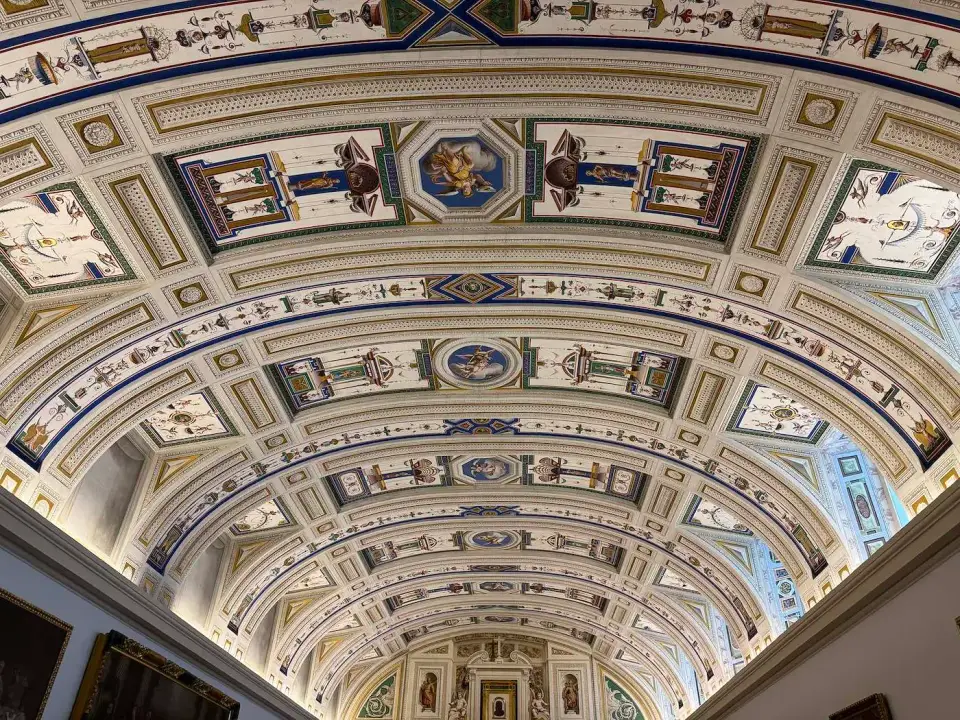 Bóveda decorada con pinturas en el interior del monasterio