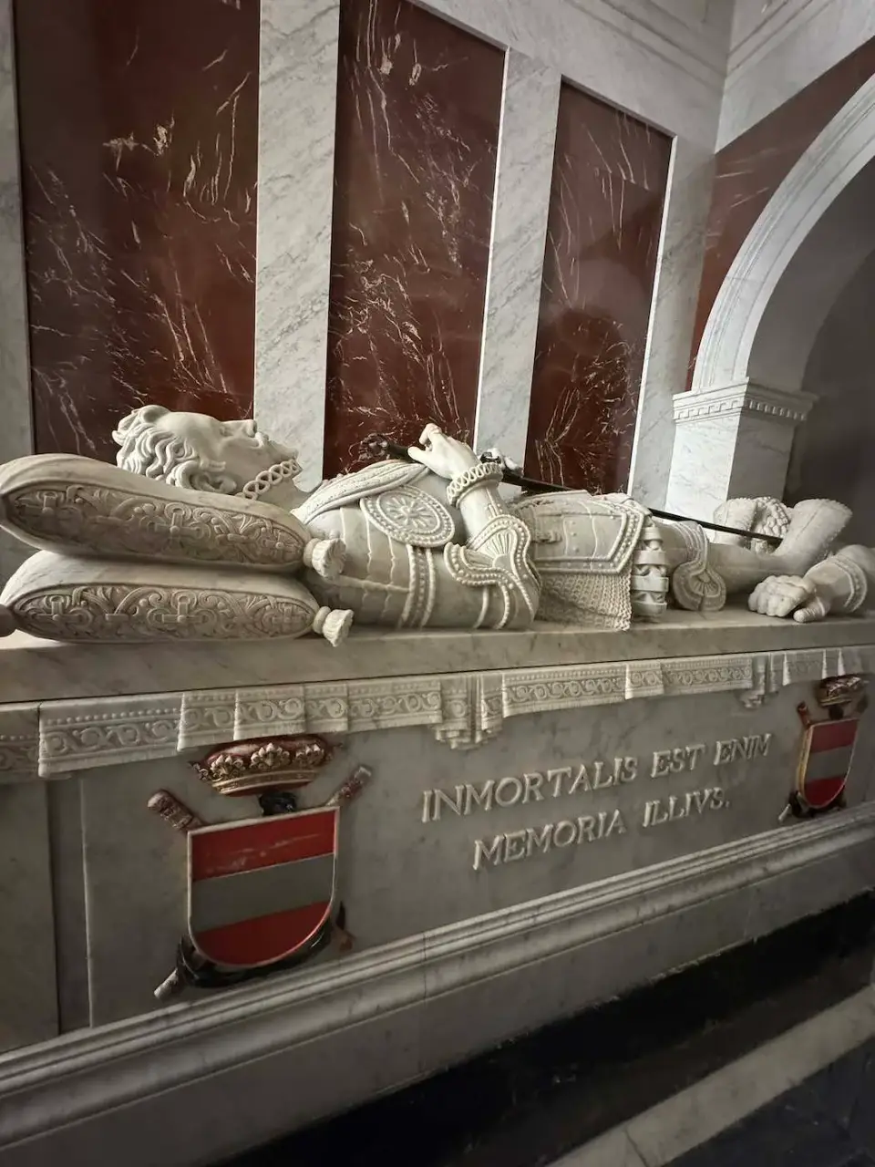 Sepulcro de mármol con figura yacente en el monasterio
