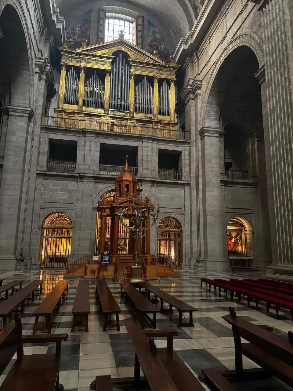 Interior de la basílica con el órgano y los bancos