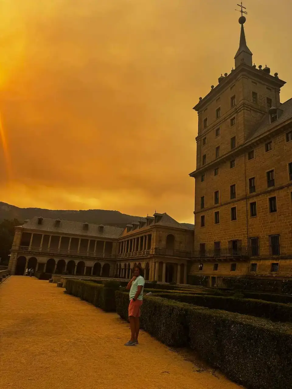Torre del monasterio bajo un cielo anaranjado