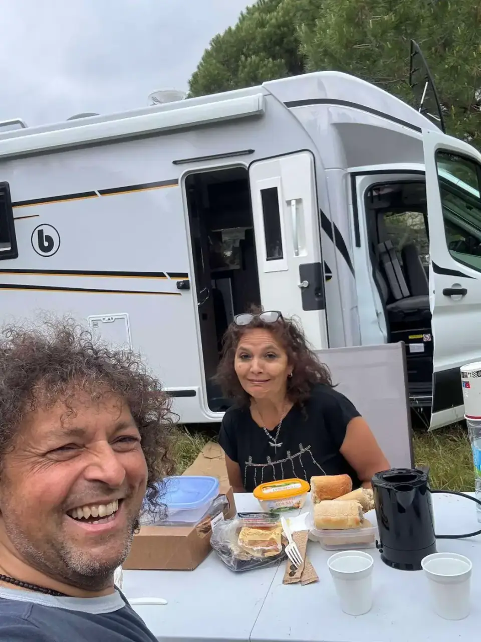 Jorge y Paola comiendo junto a la autocaravana
