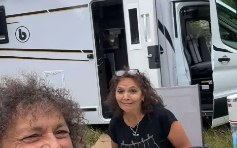 Jorge y Paola comiendo junto a la autocaravana