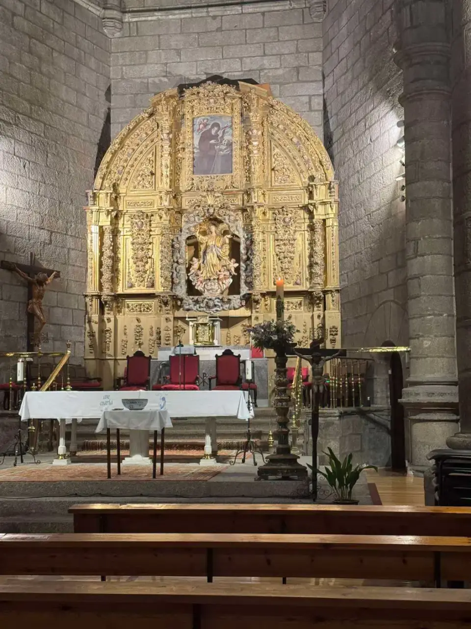 Retablo dorado de la iglesia de El Tiemblo