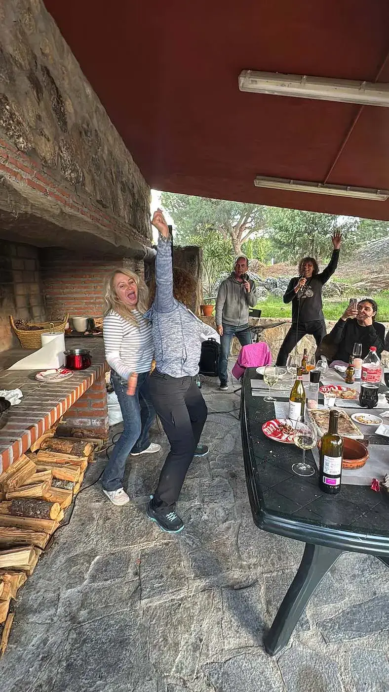 Amigos bailando bajo el cobertizo de piedra