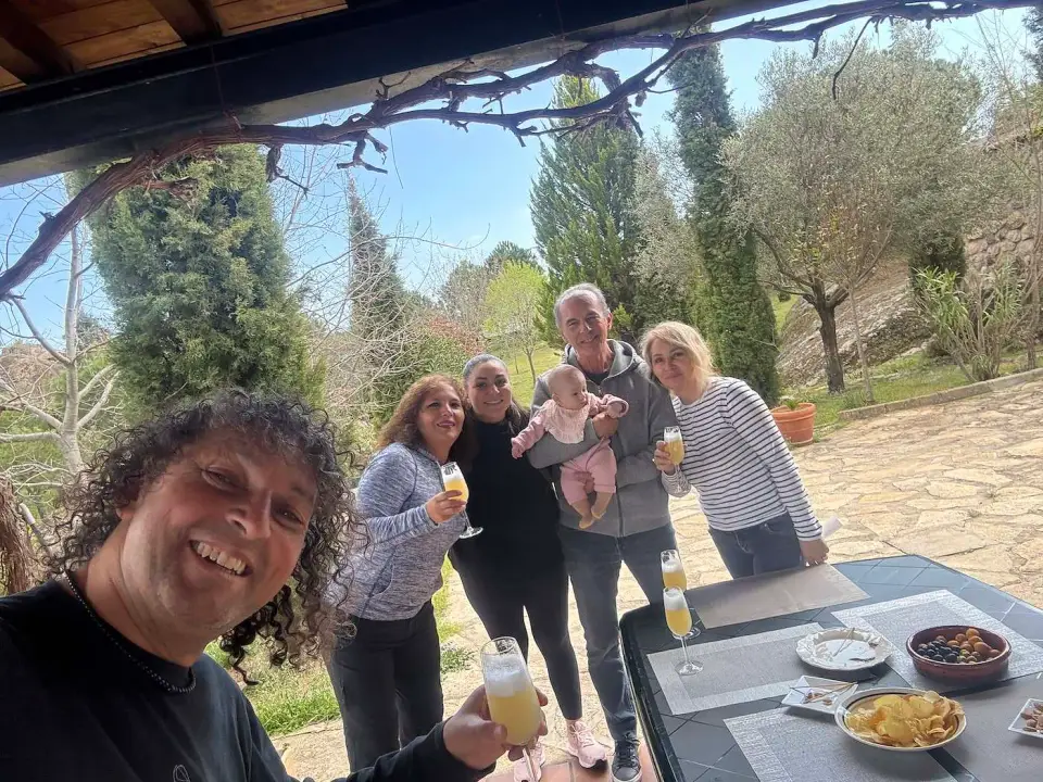 Jorge con amigos en una comida al aire libre
