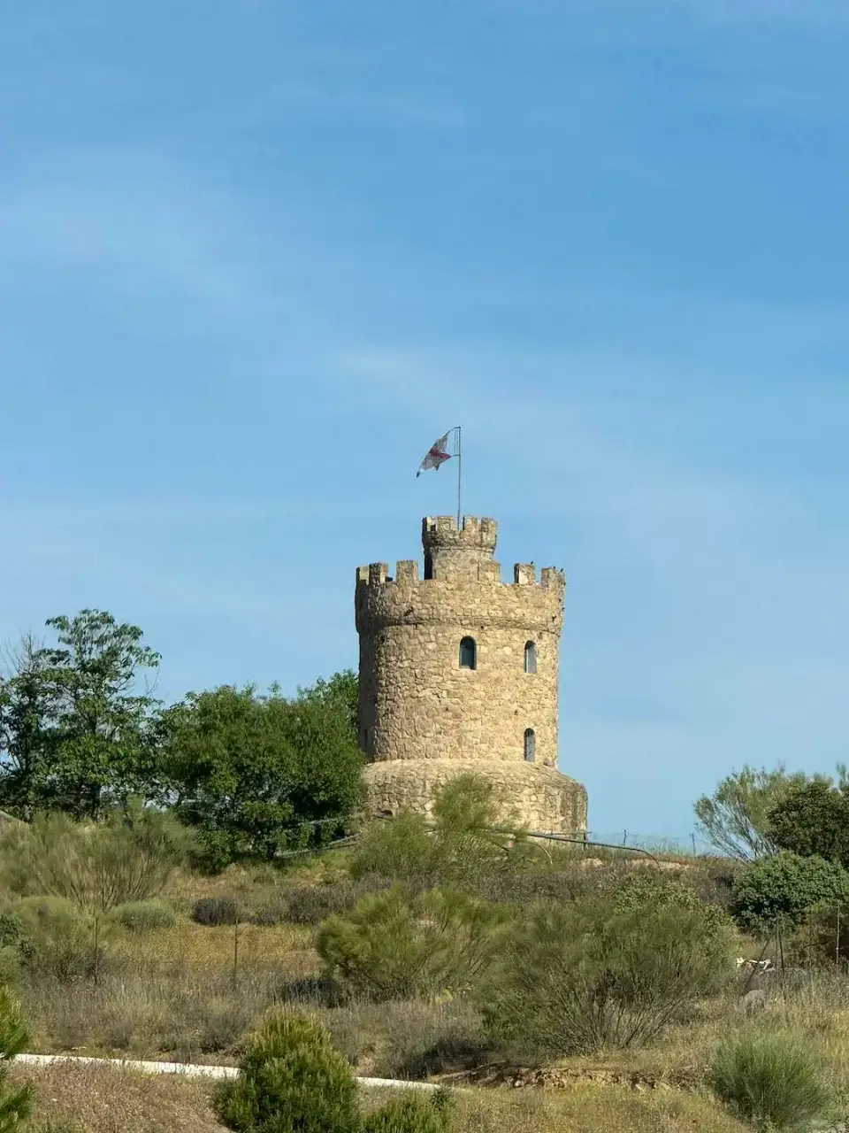 Torre de piedra en lo alto de un cerro