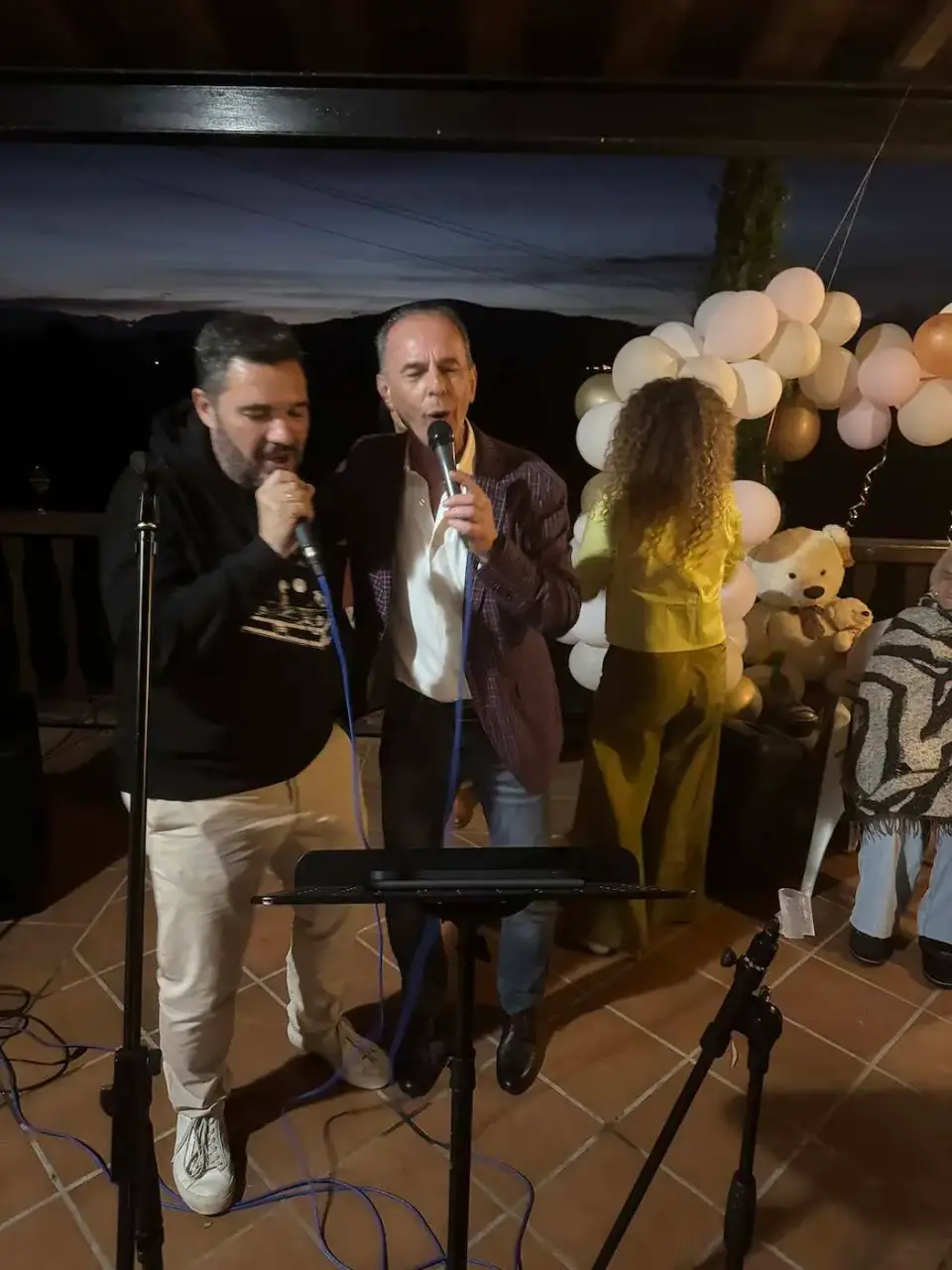Amigos cantando en una fiesta nocturna