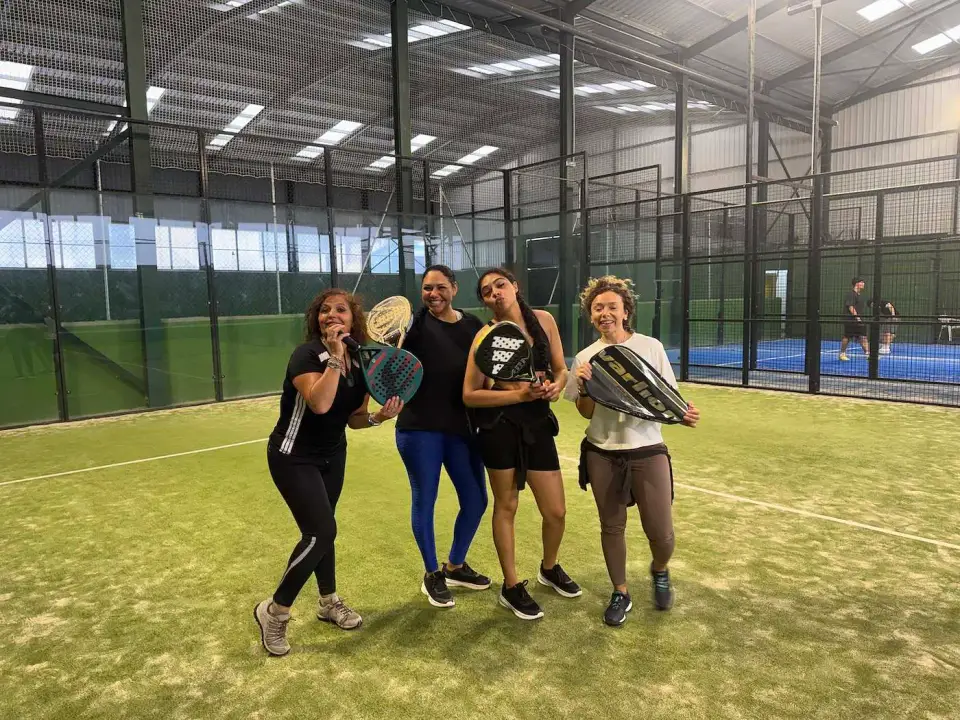 Amigas posando en una cancha deportiva