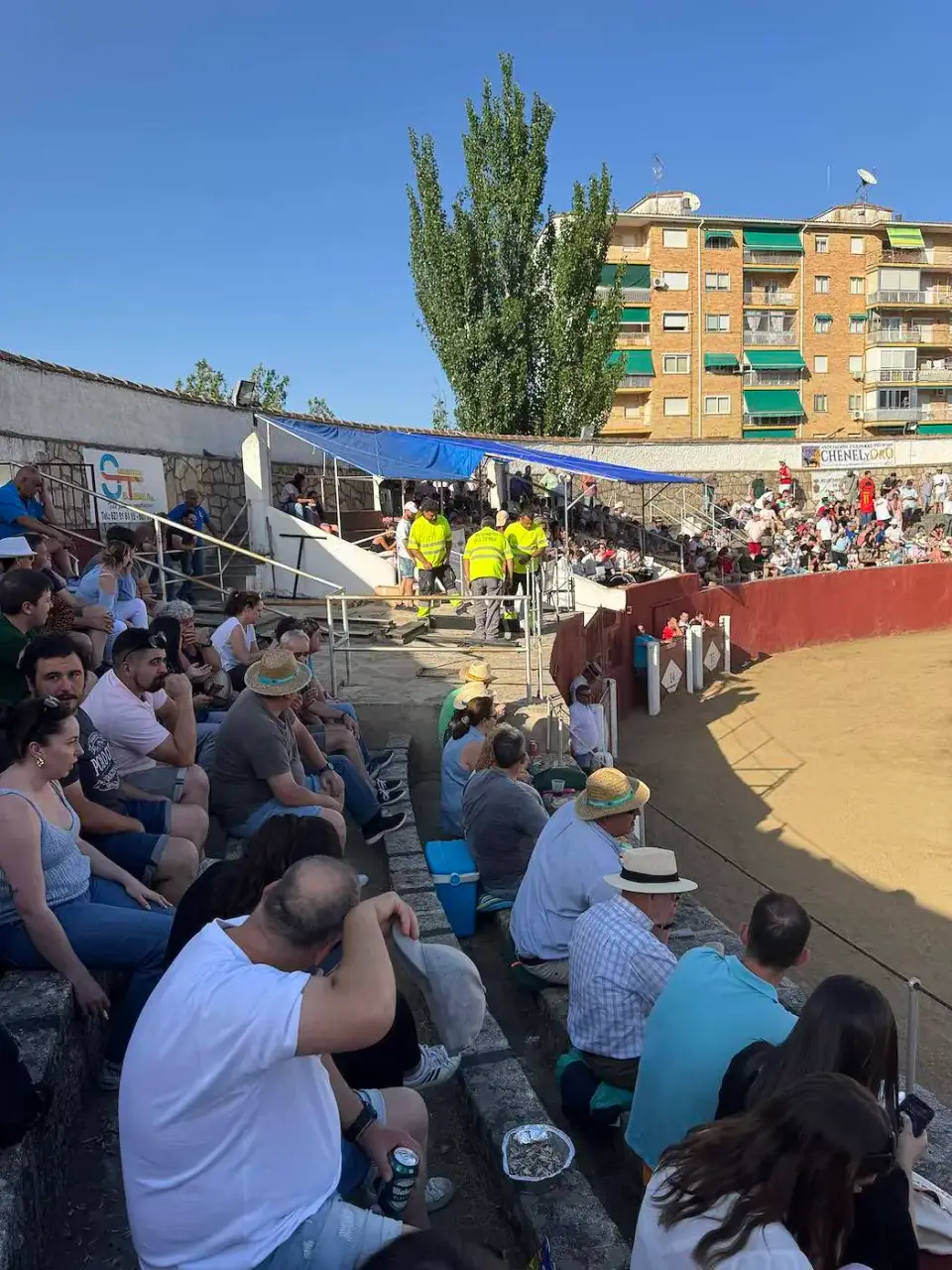 Público en la plaza de toros del pueblo