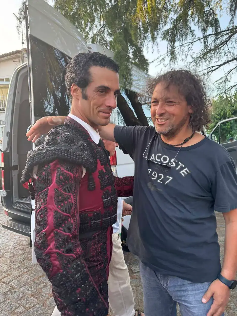 Jorge junto a un torero con traje de luces