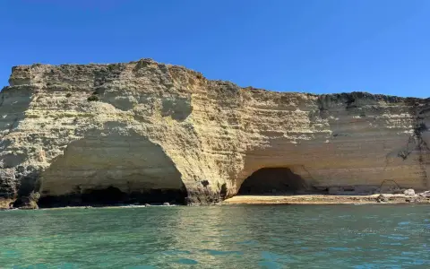 Acantilados dorados del Algarve desde el mar