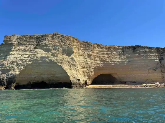 Acantilados dorados del Algarve desde el mar