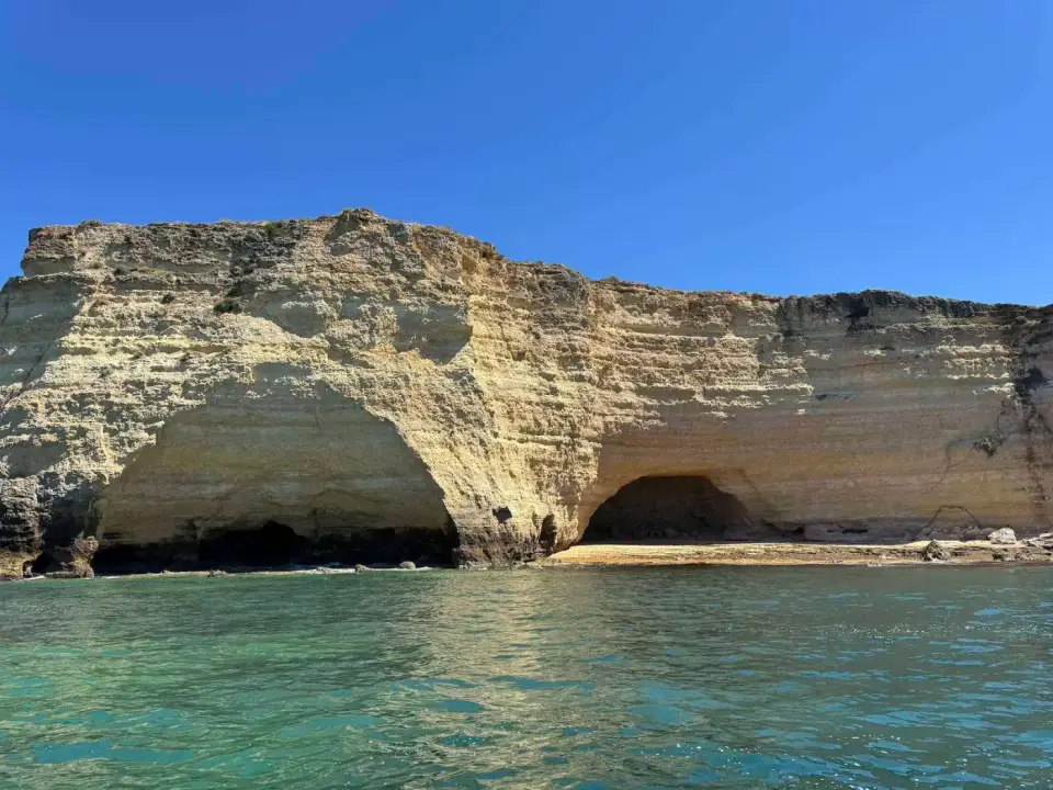 Acantilados dorados del Algarve desde el mar