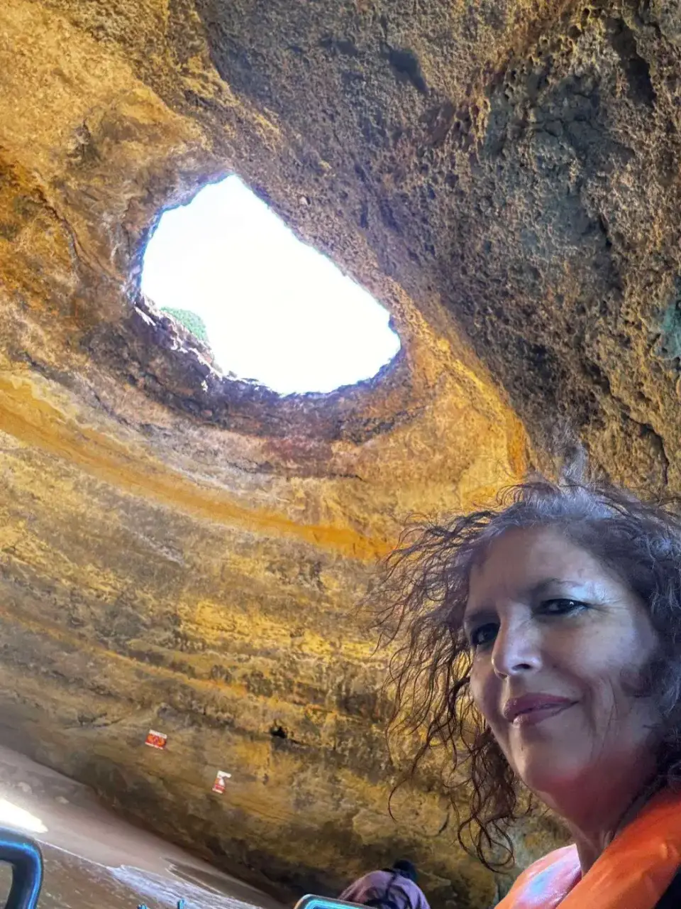 Paola dentro de una cueva marina con el techo abierto