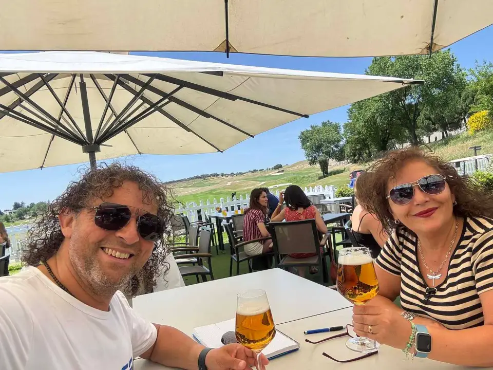Jorge y Paola con cervezas en una terraza soleada