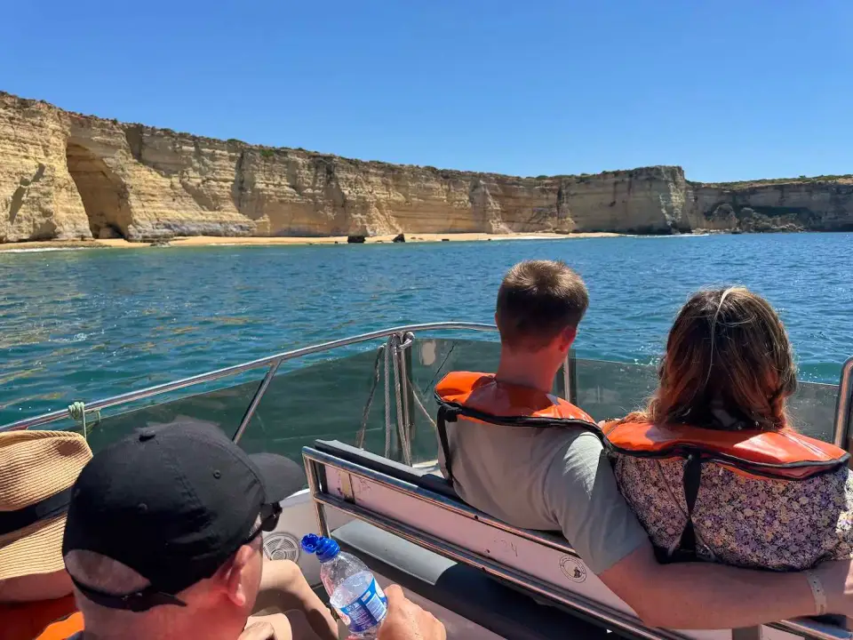 Pasajeros de la lancha contemplando los acantilados del Algarve