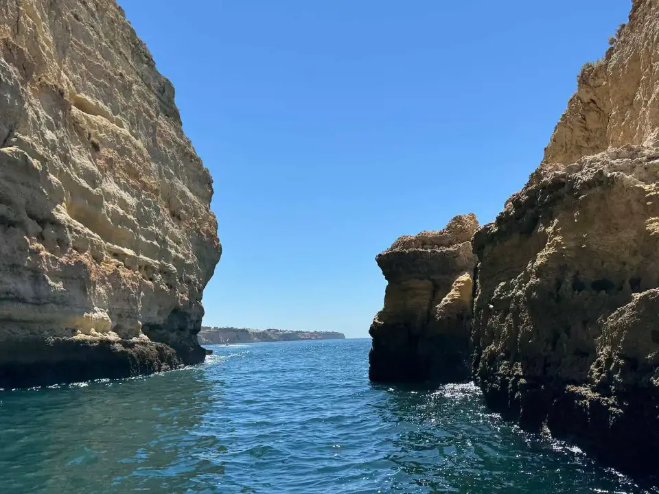 Paso entre dos acantilados de roca dorada en el Algarve