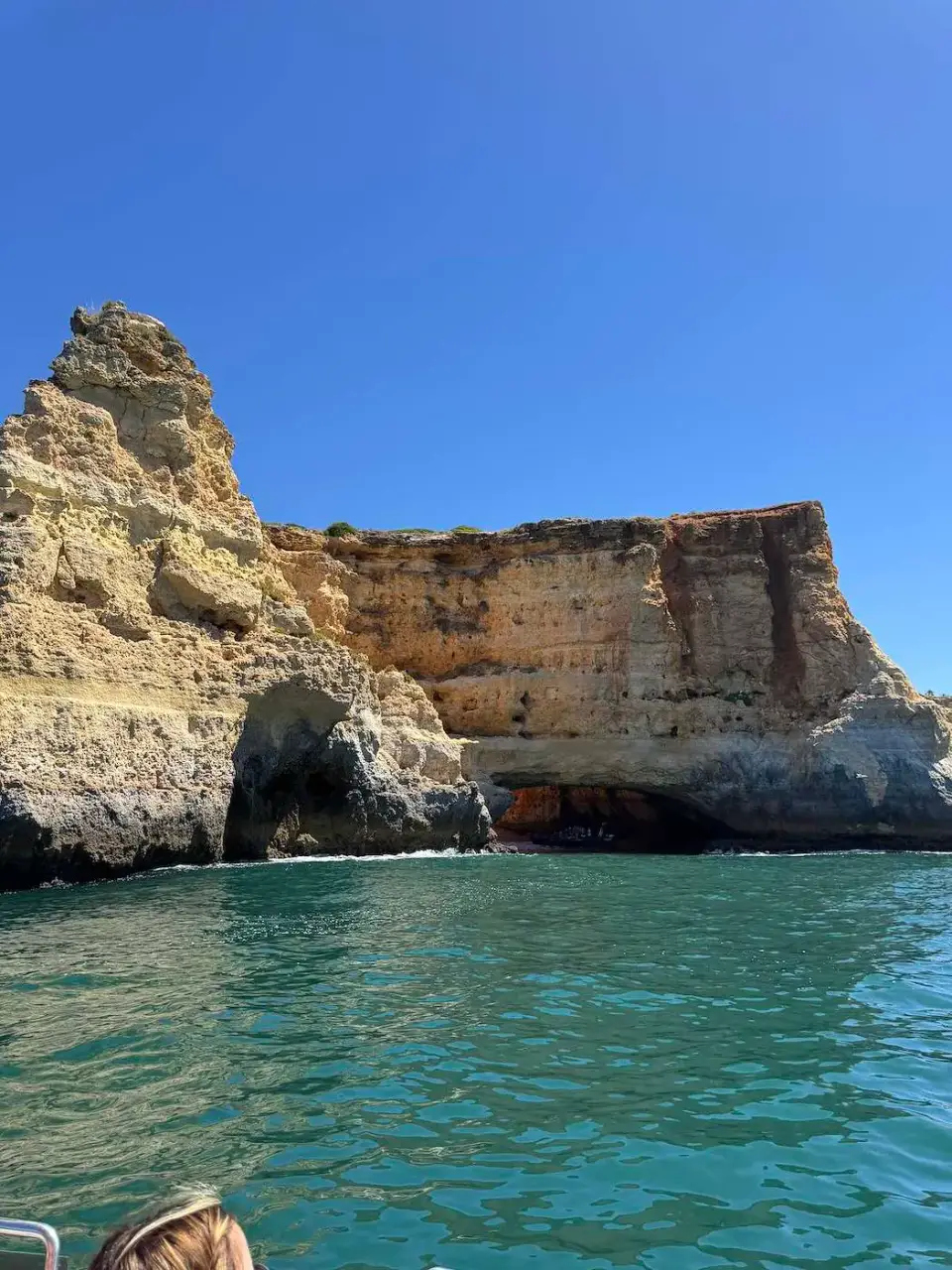 Acantilados con una cueva y agua turquesa en el Algarve