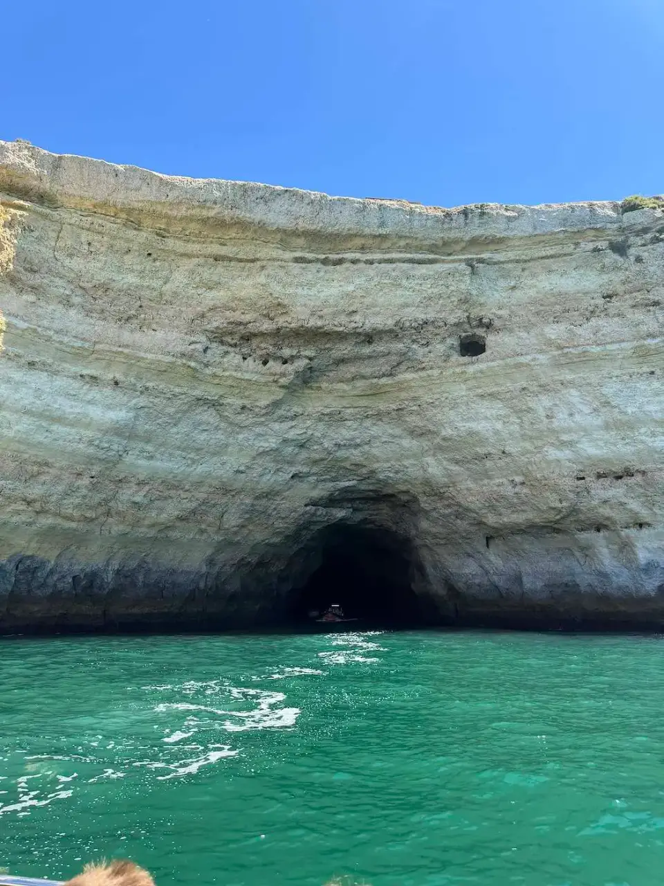 Entrada de una cueva marina con agua turquesa