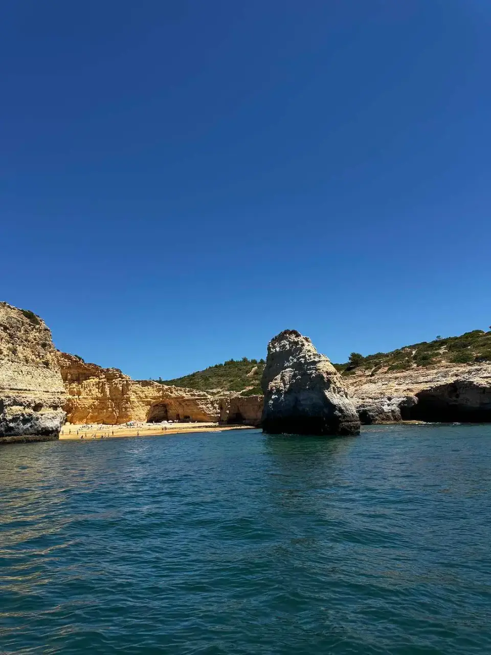 Pequeña playa entre rocas en la costa del Algarve