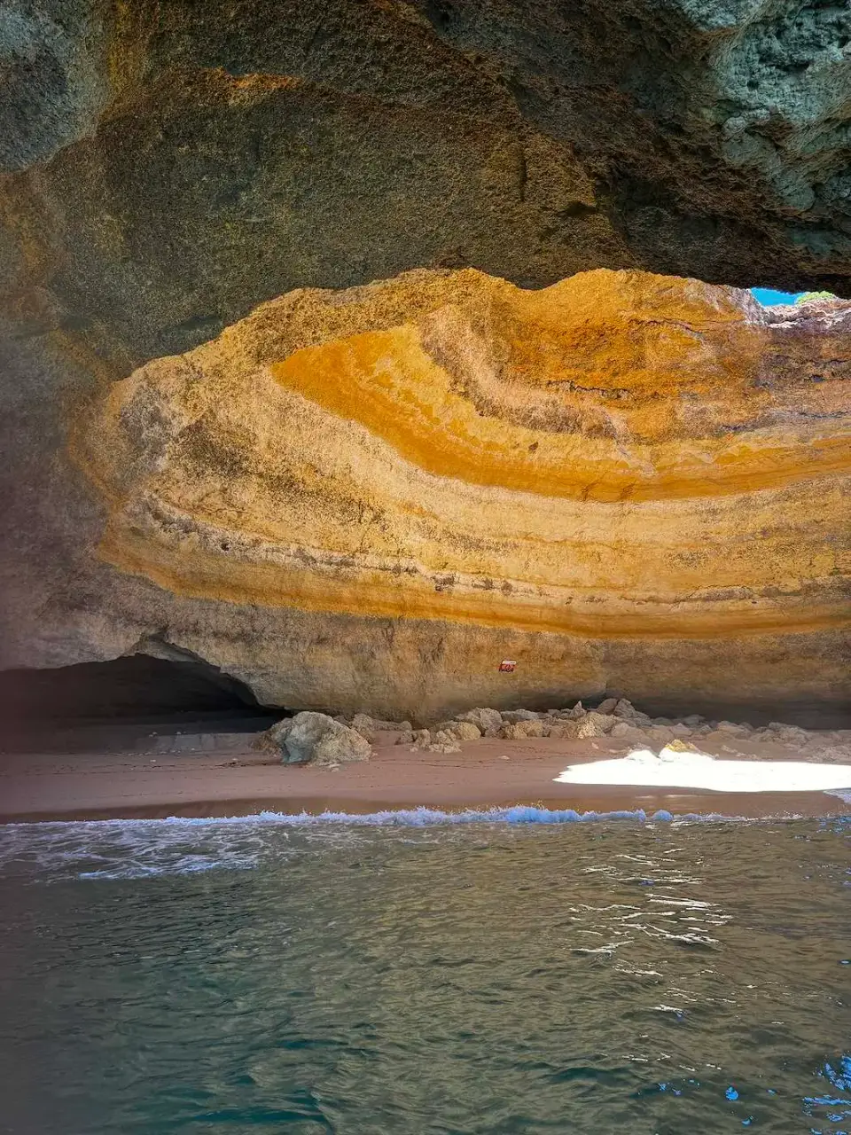 Paredes doradas y onduladas dentro de una cueva marina