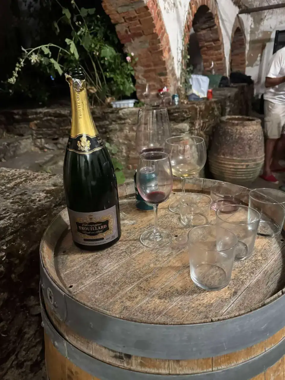 Botella de espumante sobre una barrica