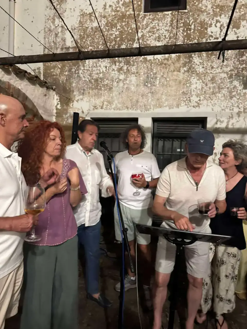 Celebración con amigos en una bodega