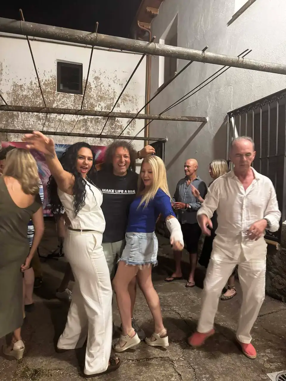 Amigos bailando en el patio de la bodega durante el cumpleaños